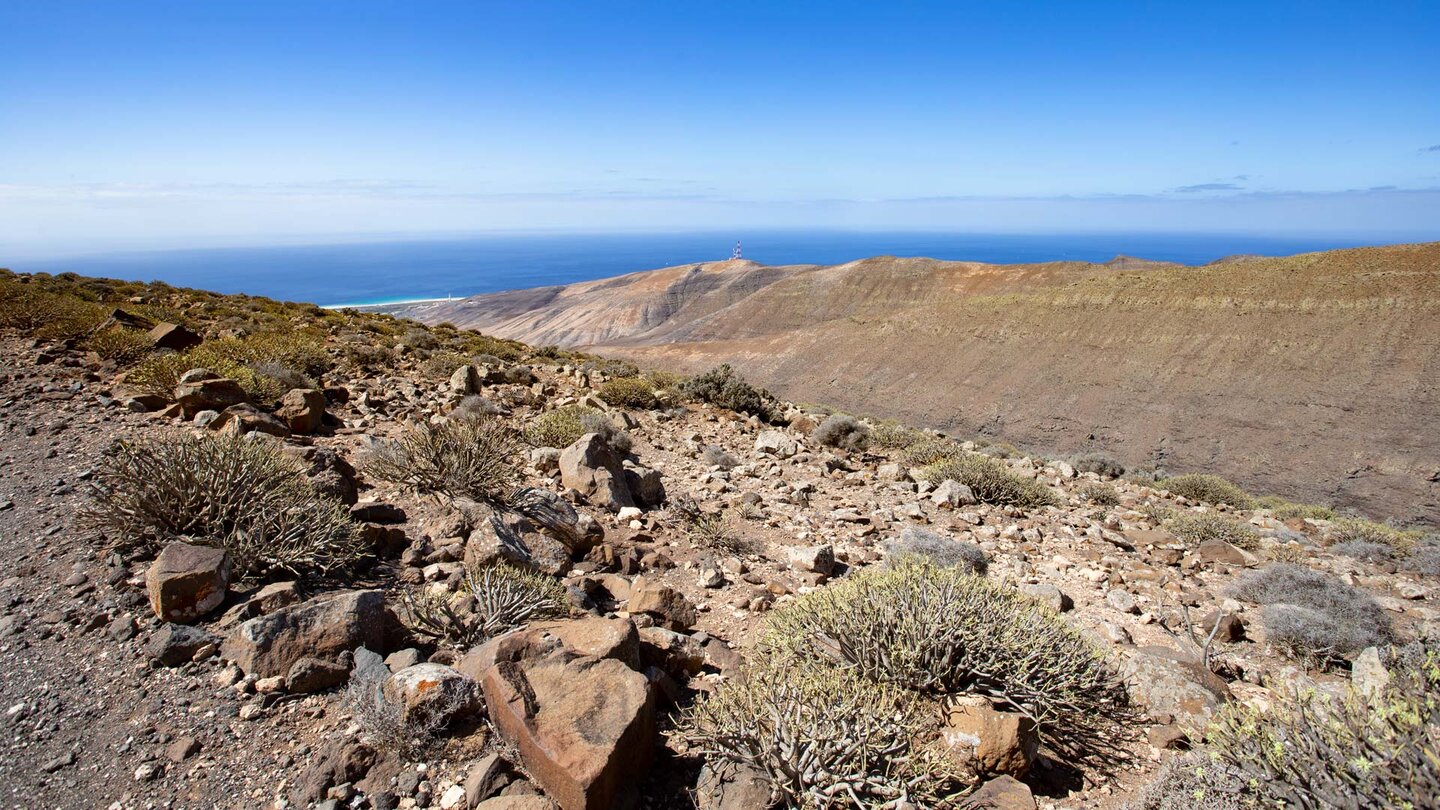 die Wanderung bietet Ausblicke über tiefe Schluchten auf den strahlend blauen Atlantik