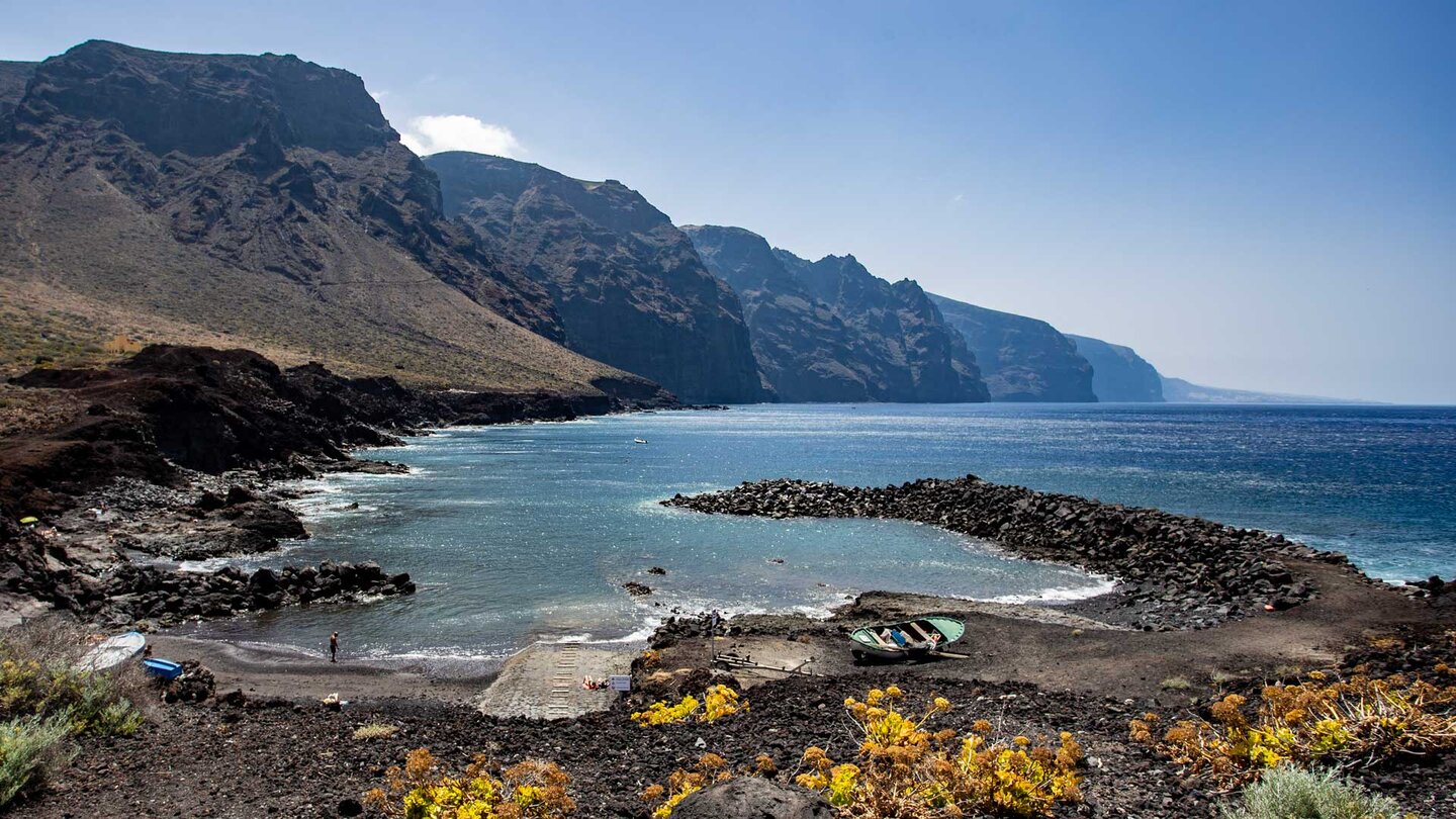 Badebucht mit traumhafter Aussicht auf die steil abfallenden Klippen des Teno Badebucht mit traumhafter Aussicht auf die steil abfallenden Klippen des Teno