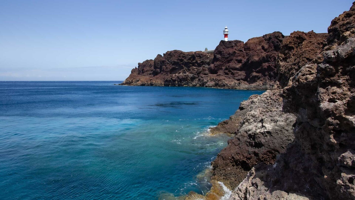 der rot-weiß gestreifte Leuchtturm überragt die Punta del Frailete