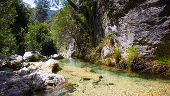 Wasserbecken am Rio Verde in der Provinz Granada