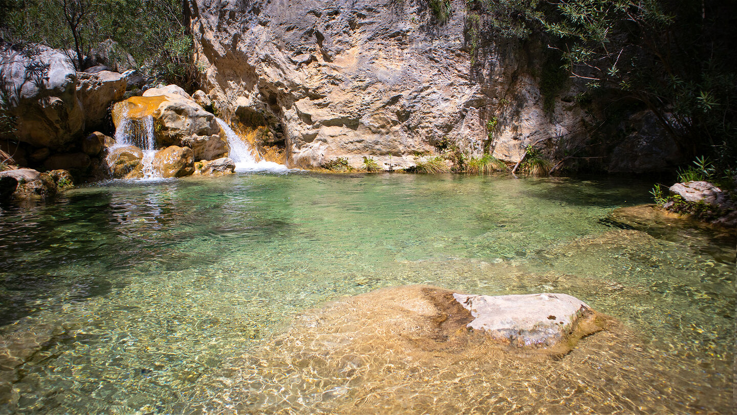Bachquerung am Rio Verde in der Provinz Granada Bachquerung am Rio Verde in der Provinz Granada