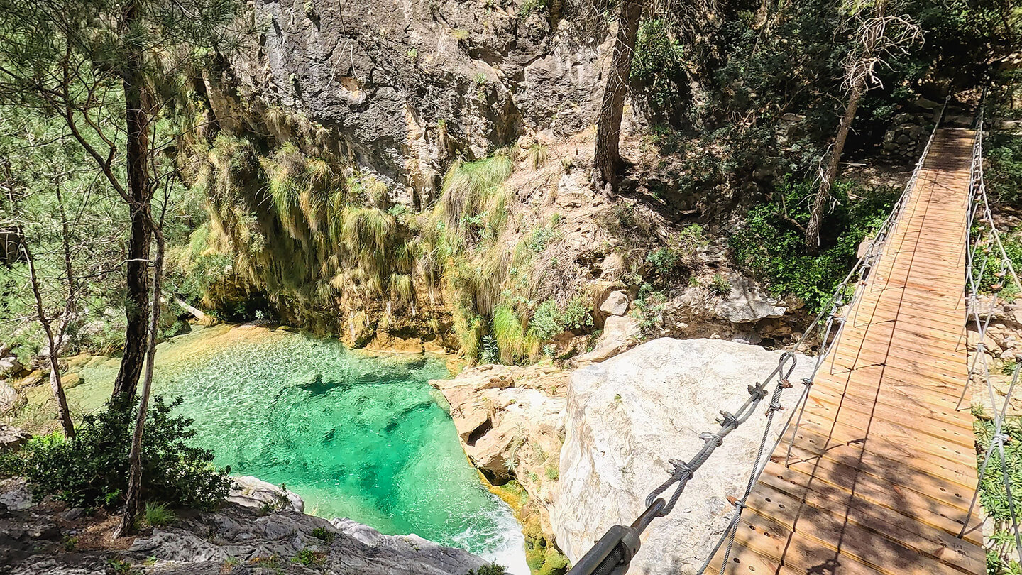 Hängebrücke über die grünen Wasserbecken am Rio Verde in der Provinz Granada Hängebrücke über die grünen Wasserbecken am Rio Verde in der Provinz Granada