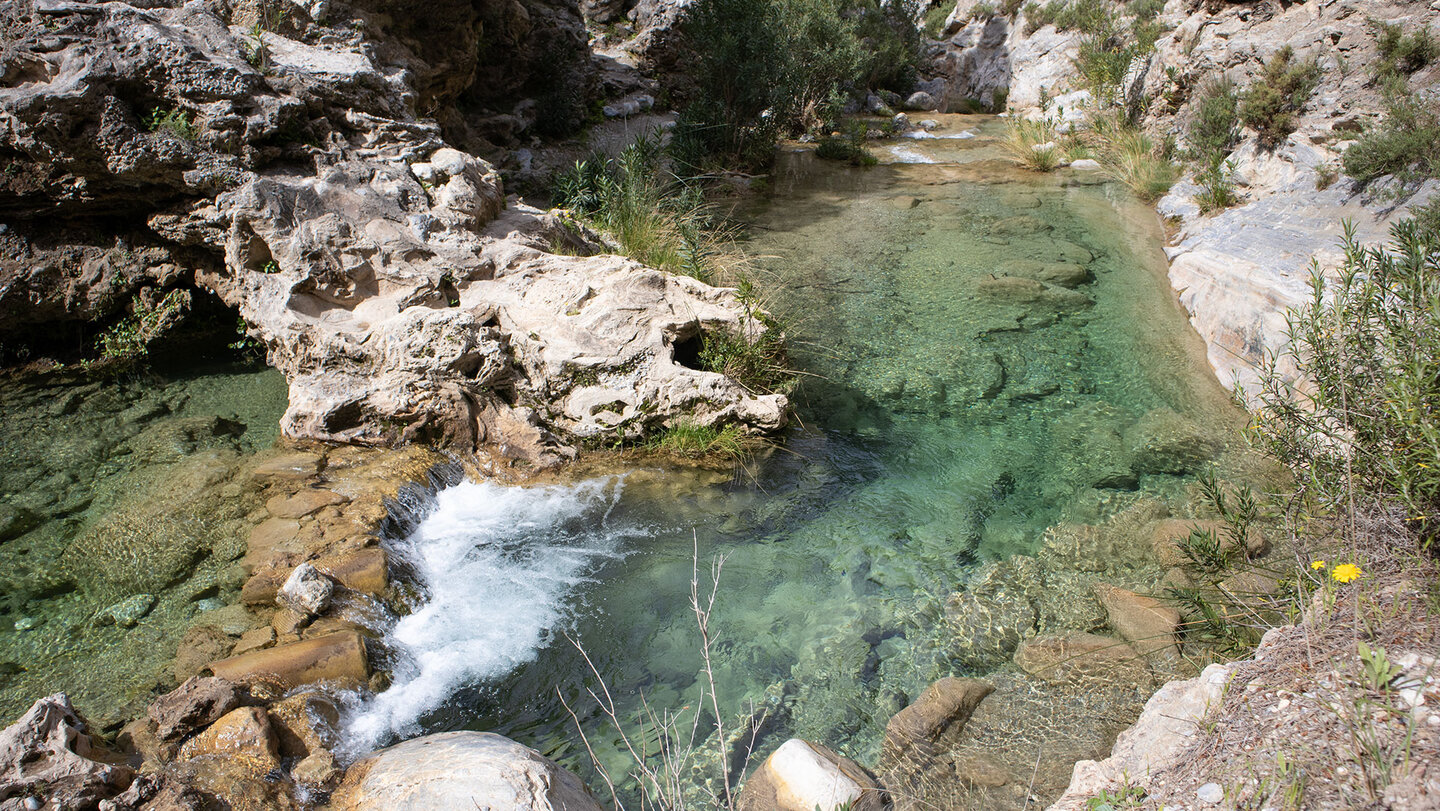 Querung des Bachlaufs an der Ruta del Agua des Rio Verde in Granada Querung des Bachlaufs an der Ruta del Agua des Rio Verde