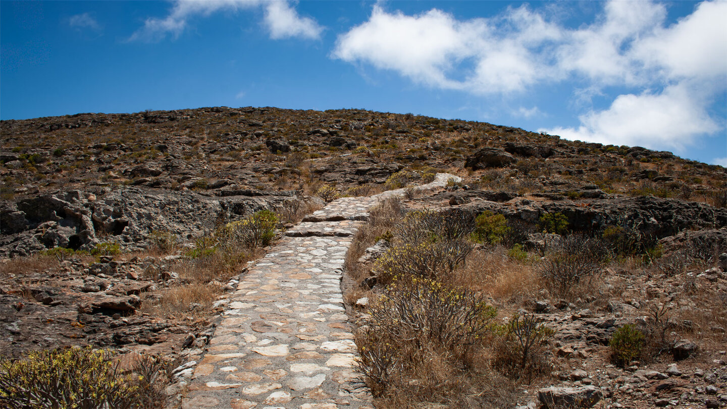 Gepflasterter Wanderweg auf der Montaña de Tagaragunche bei Alajeró, La Gomera.