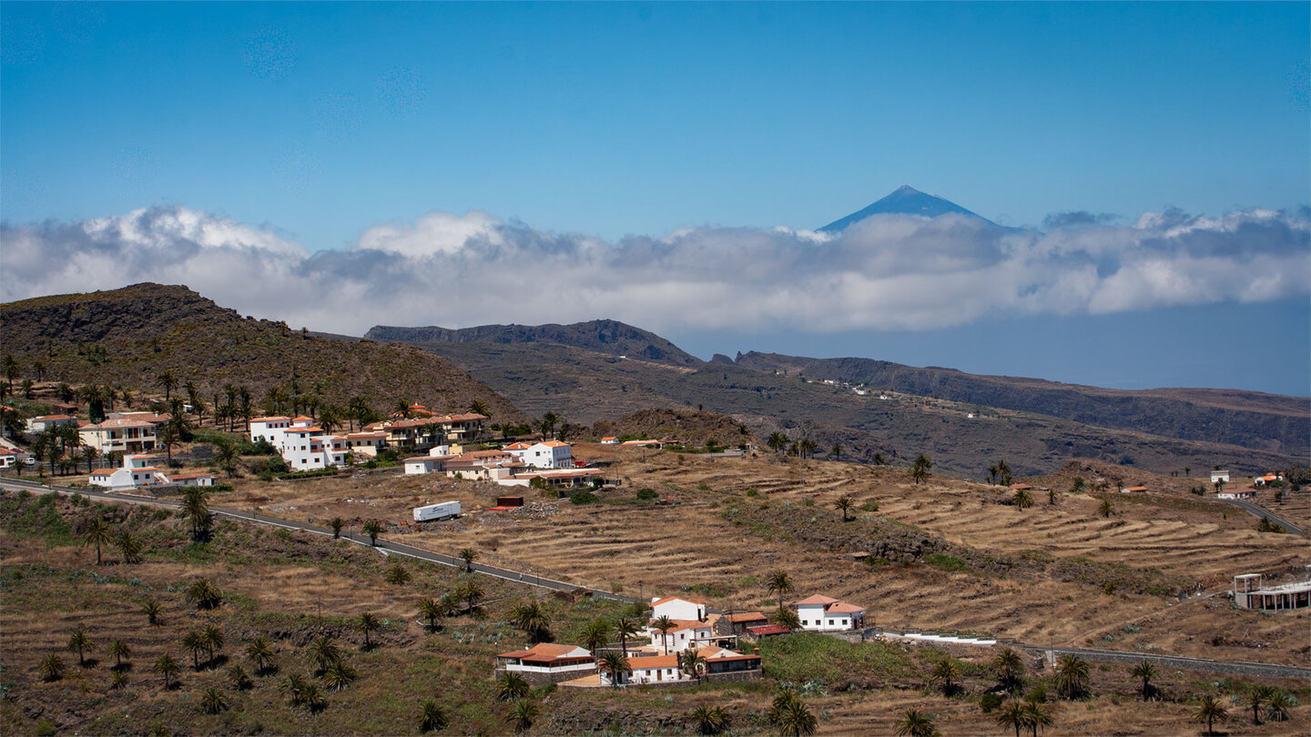 Fernblick von der Montaña de Tagaragunche über Alajeró und Wolken zum Teide auf Teneriffa.