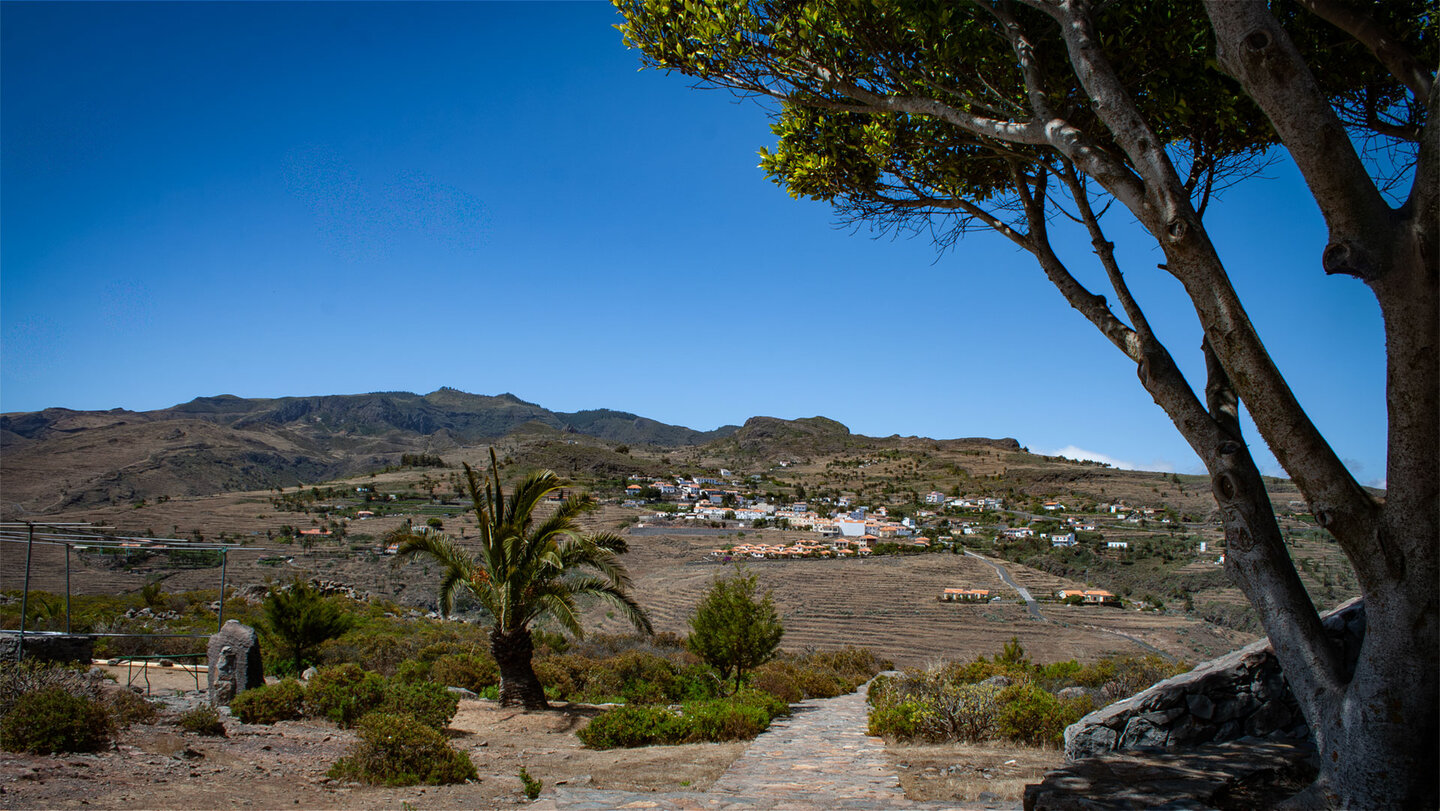 Blick von der Montaña de Tagaragunche über terrassierte Hänge zum Inselinneren La Gomeras.