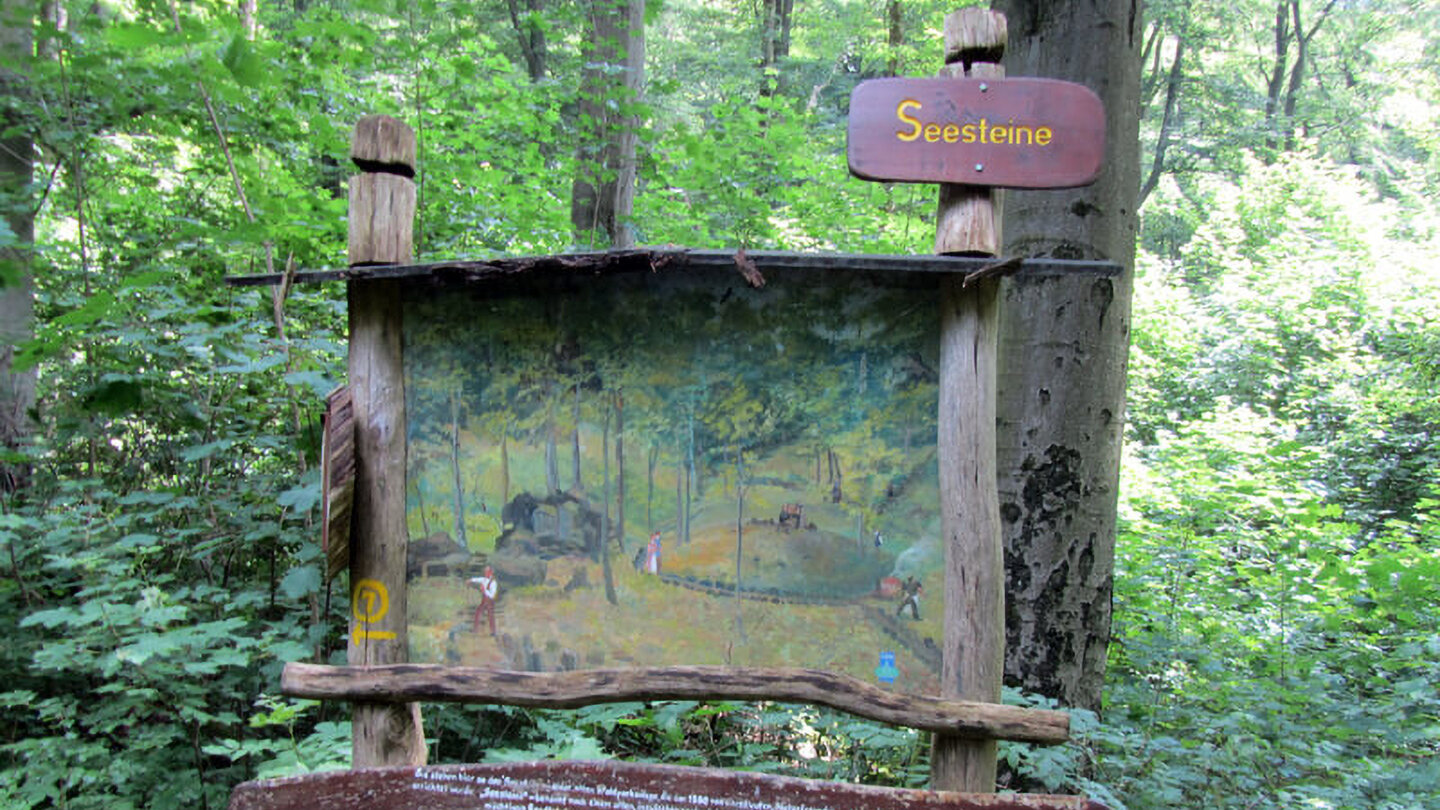 hölzernes Schild erklärt die Geschichte der Seesteine