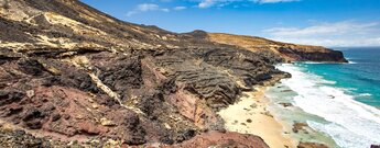 Blick auf den Gezeitenstrand Playa de la Arena vom Küstenpfad