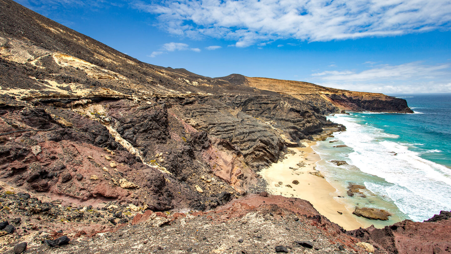 Blick auf den Gezeitenstrand Playa de la Arena vom Küstenpfad