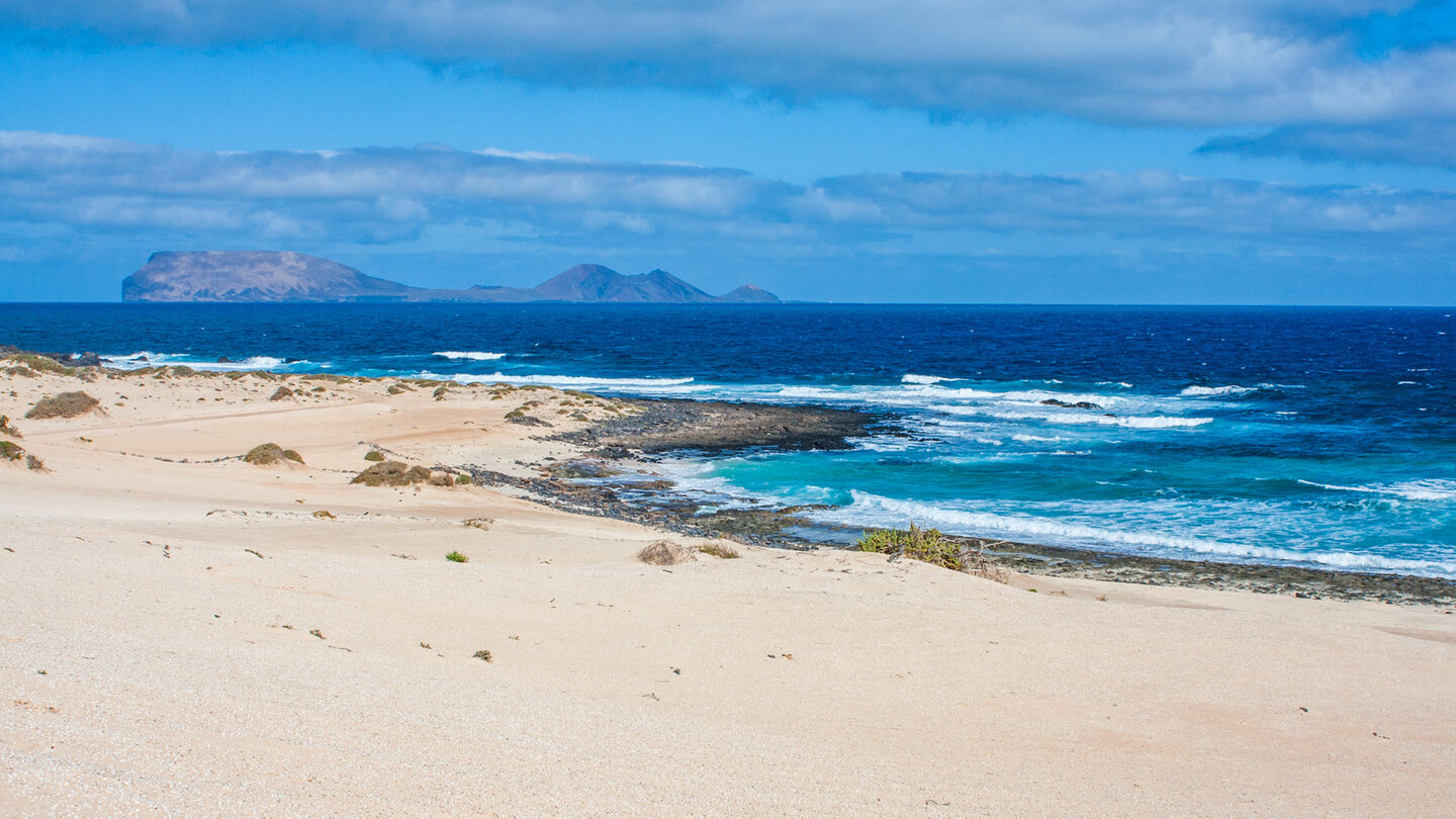 Blick über den Strand Playa del Ámbar auf die Insel Alegranza Blick über den Strand Playa del Ámbar auf die Insel Alegranza