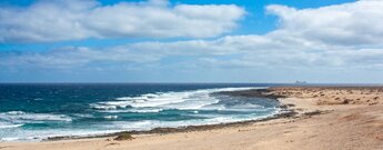 der mit Schneckenhäusern bedeckte Strand Playa del Ámbar