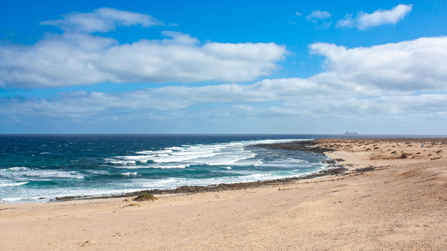der mit Schneckenhäusern bedeckte Strand Playa del Ámbar mit dem Roque del Este am Horizont der mit Schneckenhäusern bedeckte Strand Playa del Ámbar