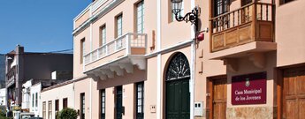 das Rathaus von Arafo mit traditionellem kanarischen Holzbalkon im Süden Teneriffas