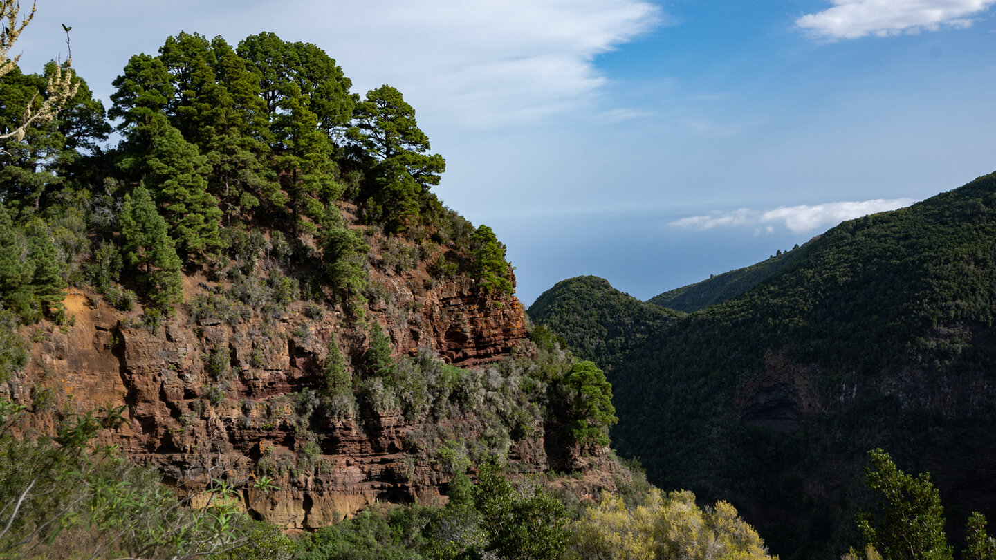 Blick über raue Felswände auf die Hombres-Schlucht Blick über Felswände auf die Hombres-Schlucht
