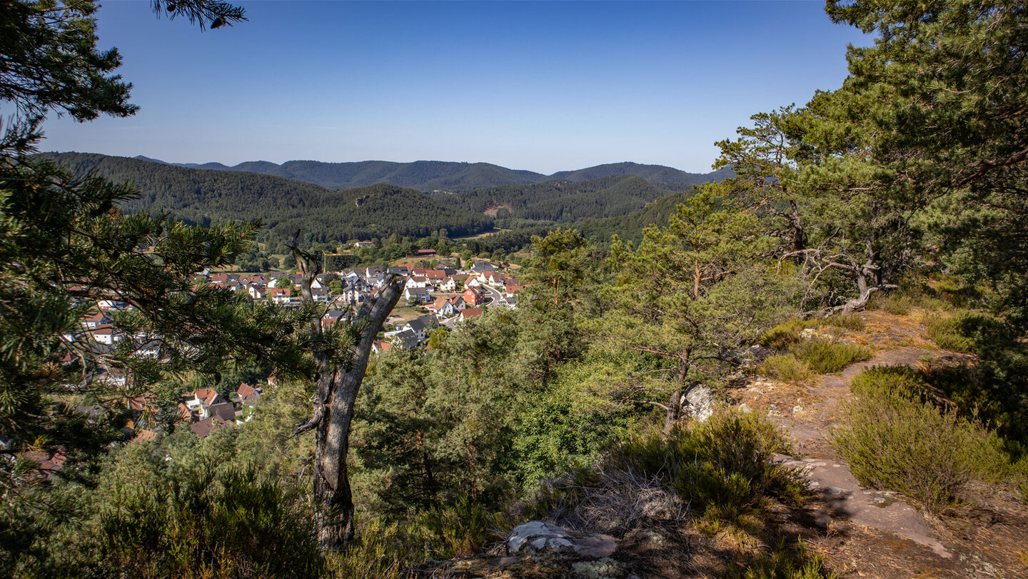 Panorama über Busenberg im Dahner Felsenland.