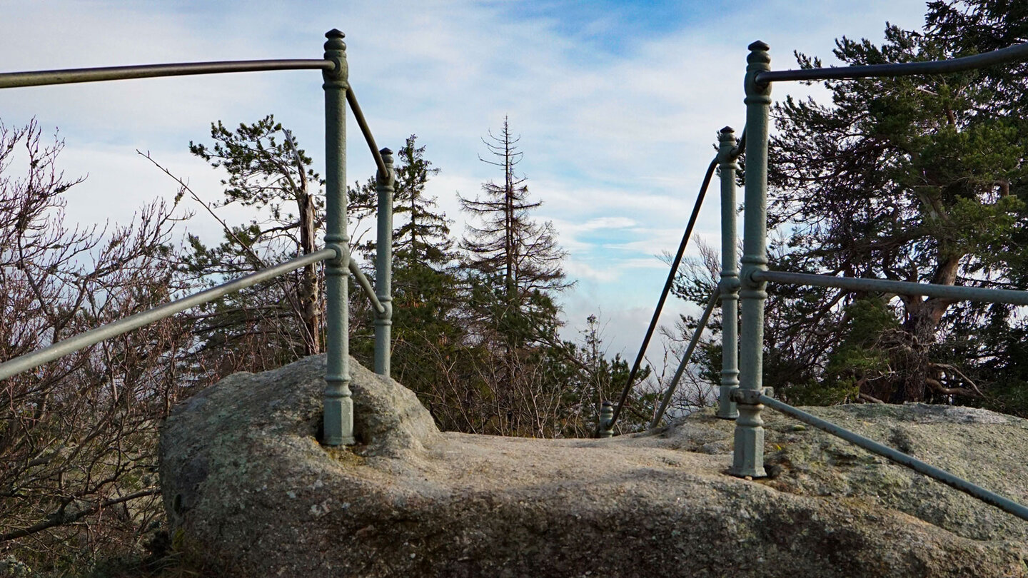 der Rudolfstein ist durch historische Eisengeländer gesichert der Rudolfstein ist durch historische Eisengeländer gesichert