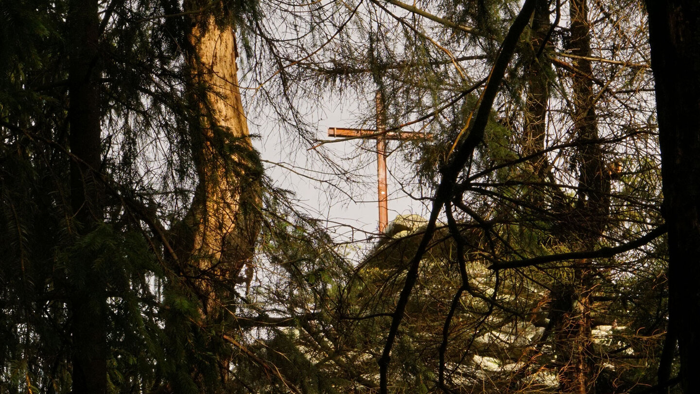 Blick auf das Kreuz am Rudolfstein Blick auf das Kreuz am Rudolfstein