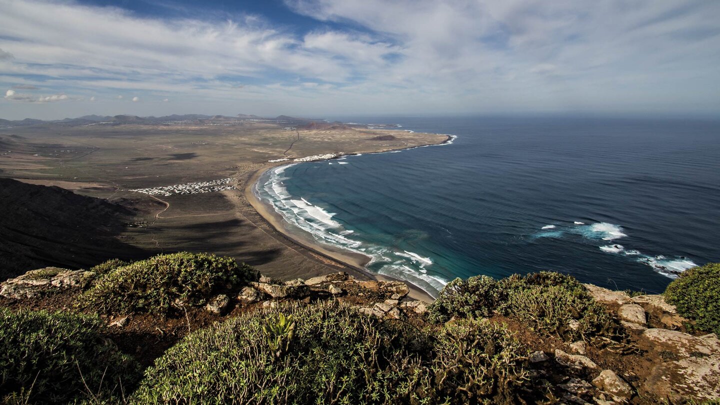 der grandiose Ausblick vom Aussichtspunkt Mirador de Bosquecillo am Klippenrand des Famara-Massivs auf Lanzarote der grandiose Ausblick vom Aussichtspunkt Mirador de Bosquecillo am Klippenrand des Famara-Massivs
