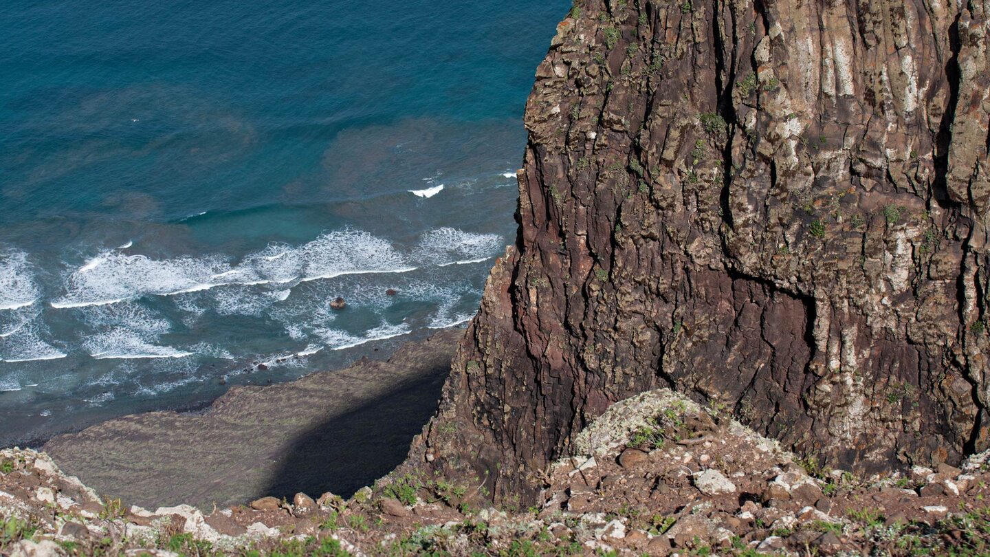 steil abfallende Klippen des Famara-Gebirges am Mirador Montaña Ganada auf Lanzarote steil abfallende Klippen des Famara-Gebirges am Mirador Montaña Ganada