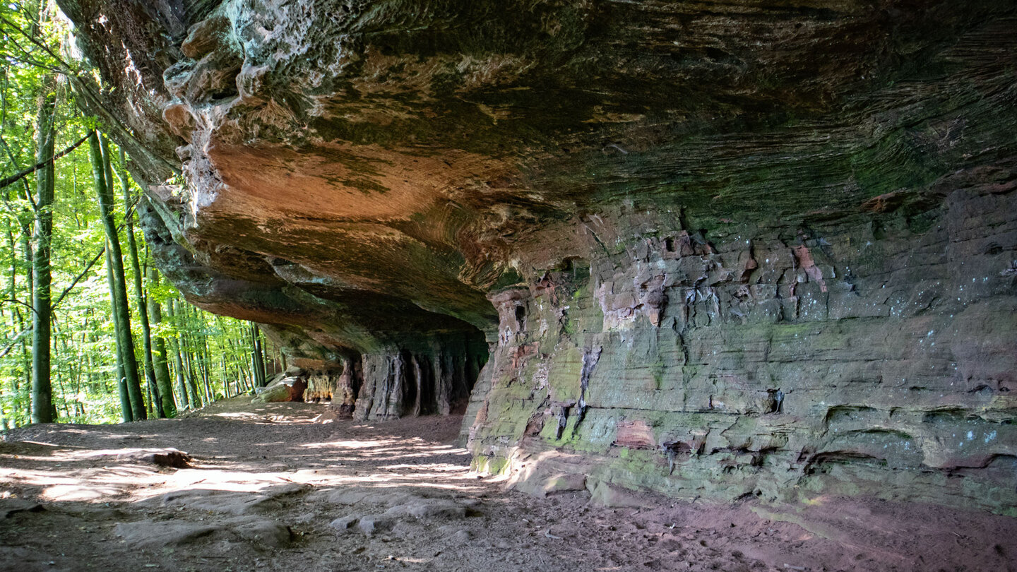 Wanderweg entlang unterhöhlter Felsen