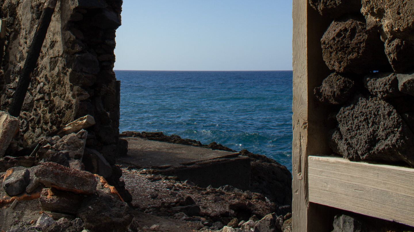 ein Blick zwischen die Ruinen von El Fajana auf La Palma