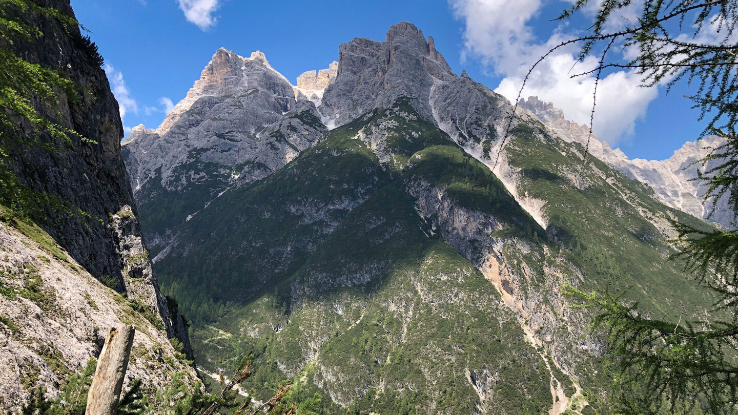 das Bergmassiv des Zwölferkofel (Cima Dodici) im Naturpark Drei Zinnen Bergmassiv des Zwölferkofel im Naturpark Drei Zinnen