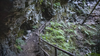 Wanderweg durch die Felswände der Caldera del Agua