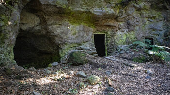Höhlen in der der Zarza-Schlucht