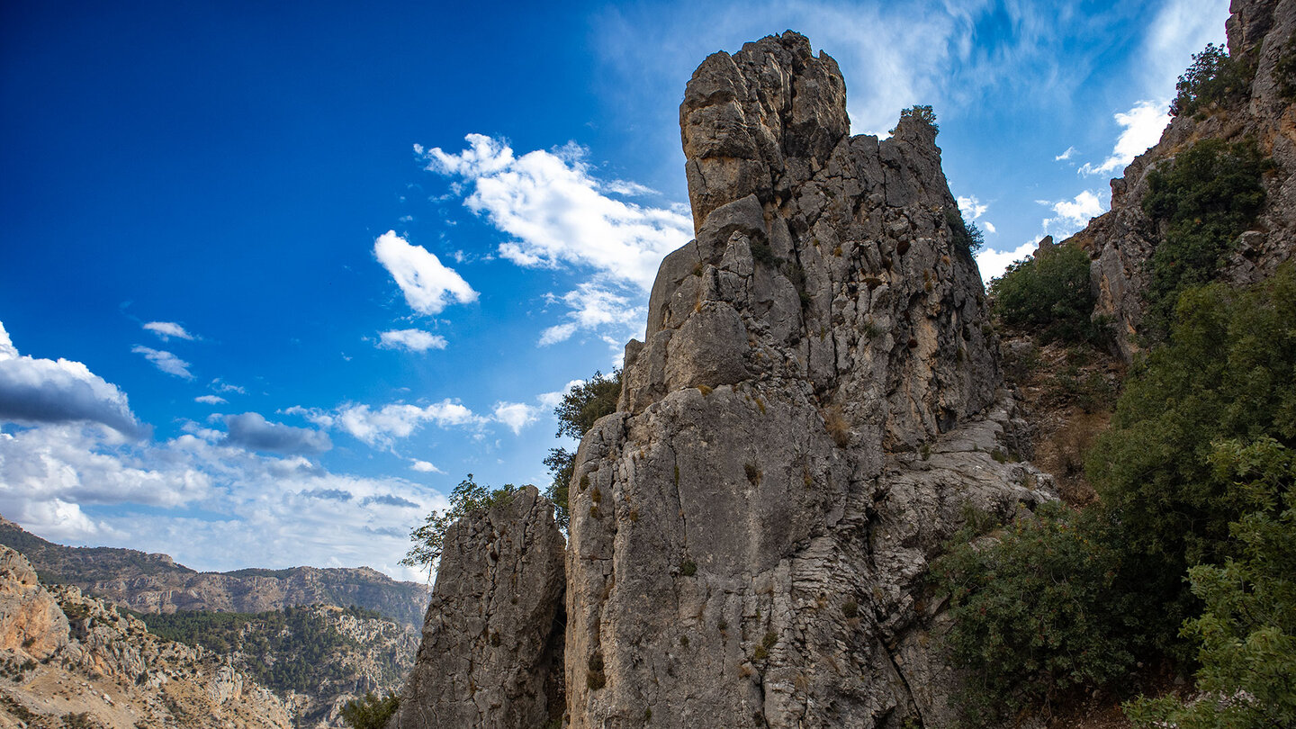 hoch aufragende Felsformation beim Abstieg ins Tal des Río Castril Felsformation beim Abstieg ins Tal des Río Castril