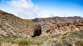 der Abstieg über Wanderweg 15 durch Steilwände