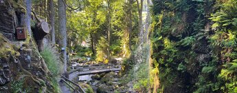 Fußgängerbrücke führt über die Menzenschwander Alb