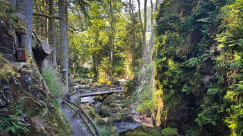 Fußgängerbrücke führt über die Menzenschwander Alb