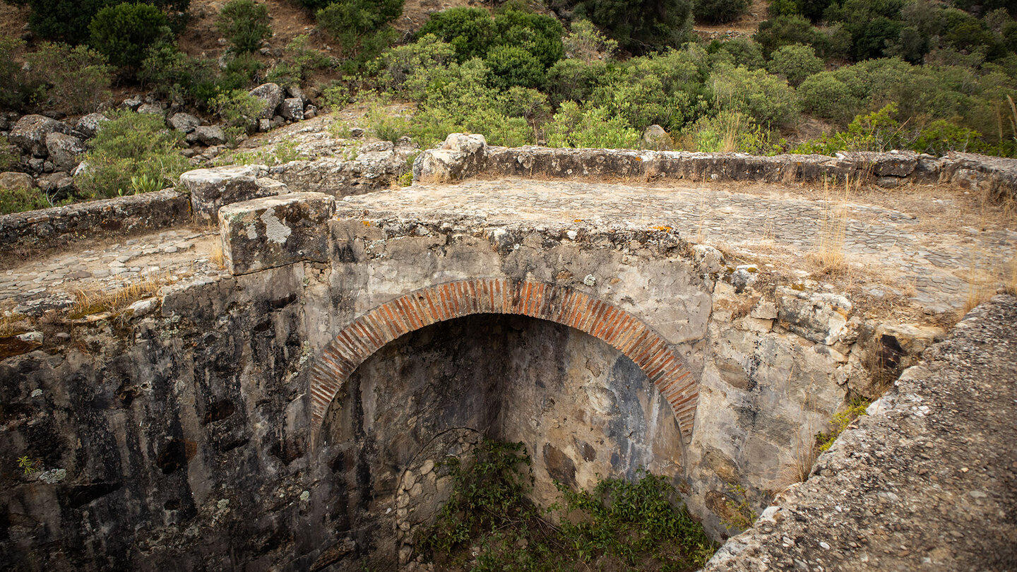 Denkmal spanischer Industriegeschichte am Río Hozgarganta
