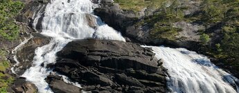 Wassermassen stürzen am Nyastølfossen über die Felsen