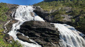 Wassermassen stürzen am Nyastølfossen über die Felsen