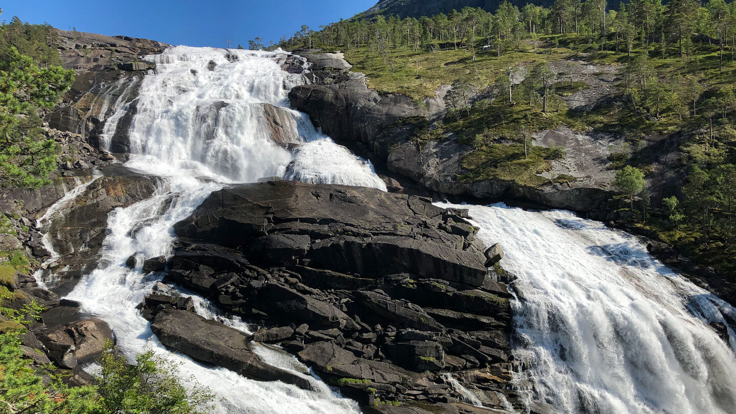 Wassermassen stürzen am Nyastølfossen über die Felsen