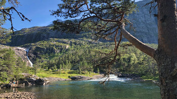 Blick auf die Alm Nykkjesøy mit dem Nykkjesøyfossen im Hintergrund
