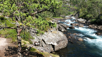 Wanderweg entlang des Kinso im Husedalen