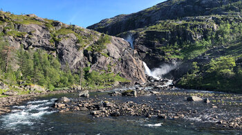 80 Meter stürzt der Nykkjesøyfossen durch die Felsen