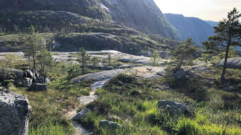 schmaler Pfad führt auf das Felsplateau