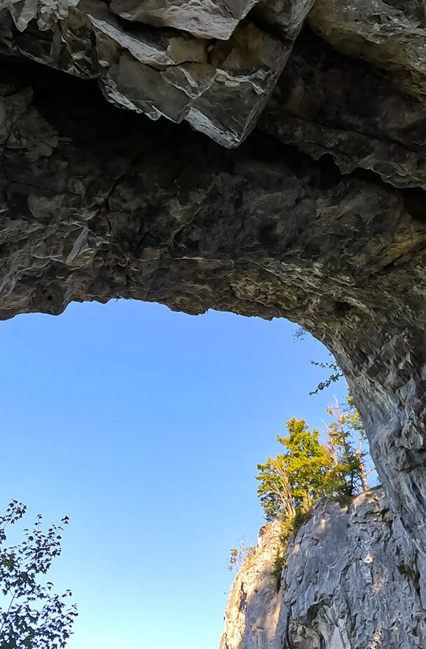 Höhle in den Muschelkalkfelsen der Hölle