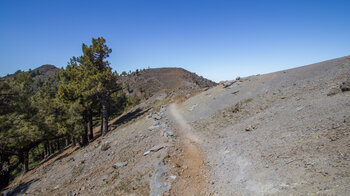 Gebirgspfad in den Höhenlagen des Erosionskraters der Caldera