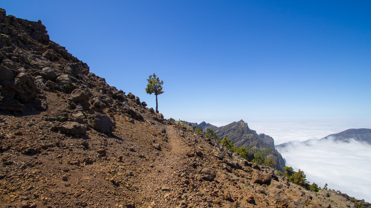 schmaler Wanderpfad am Höhenzug der Caldera