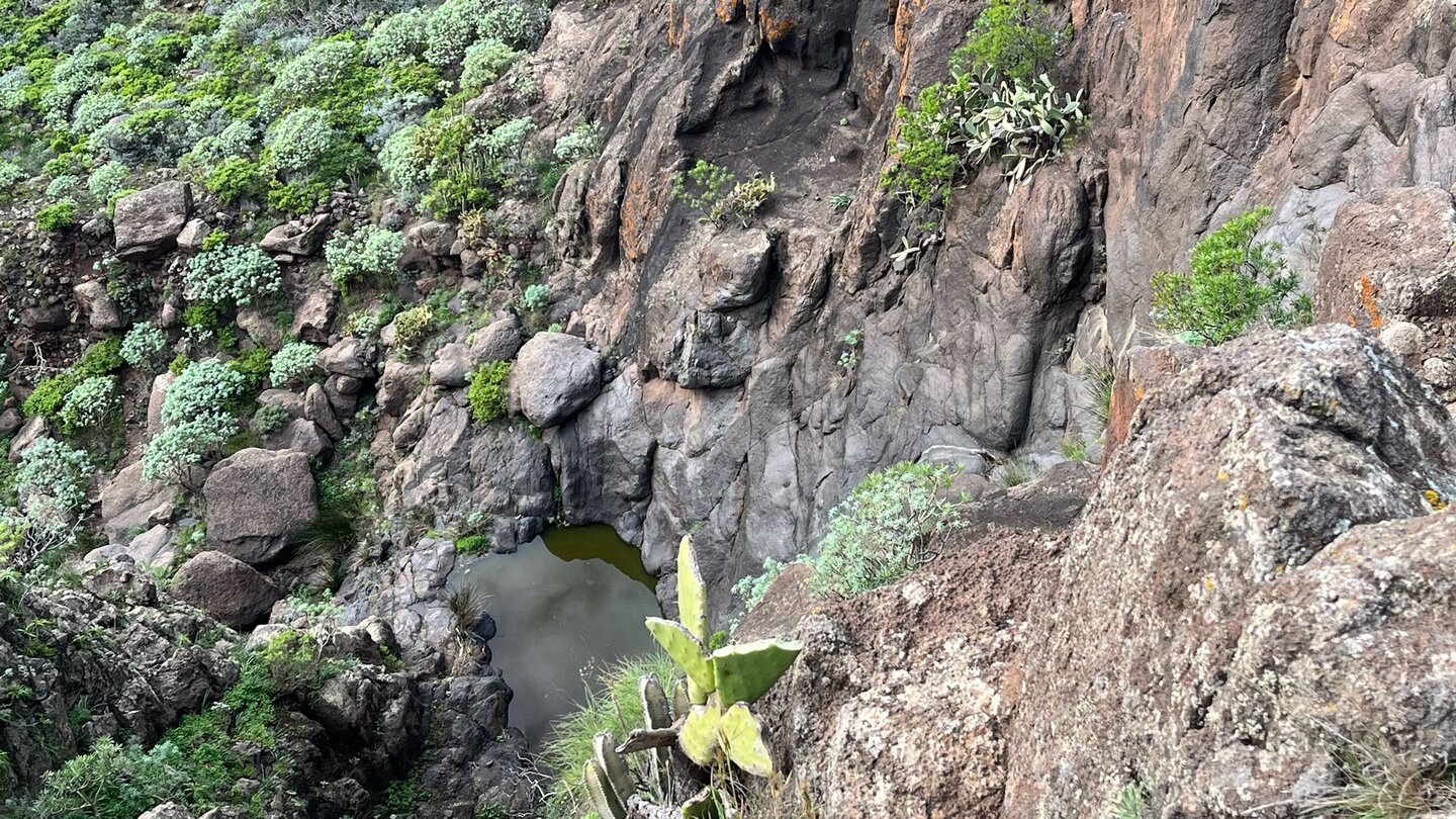 Wasserbecken am Fuß der Steilwände beim Wasserfall Itobal