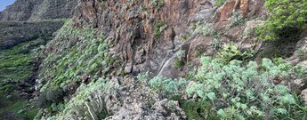 der schmale Wasserfall Salto de Itobal fließt über steile Felsen