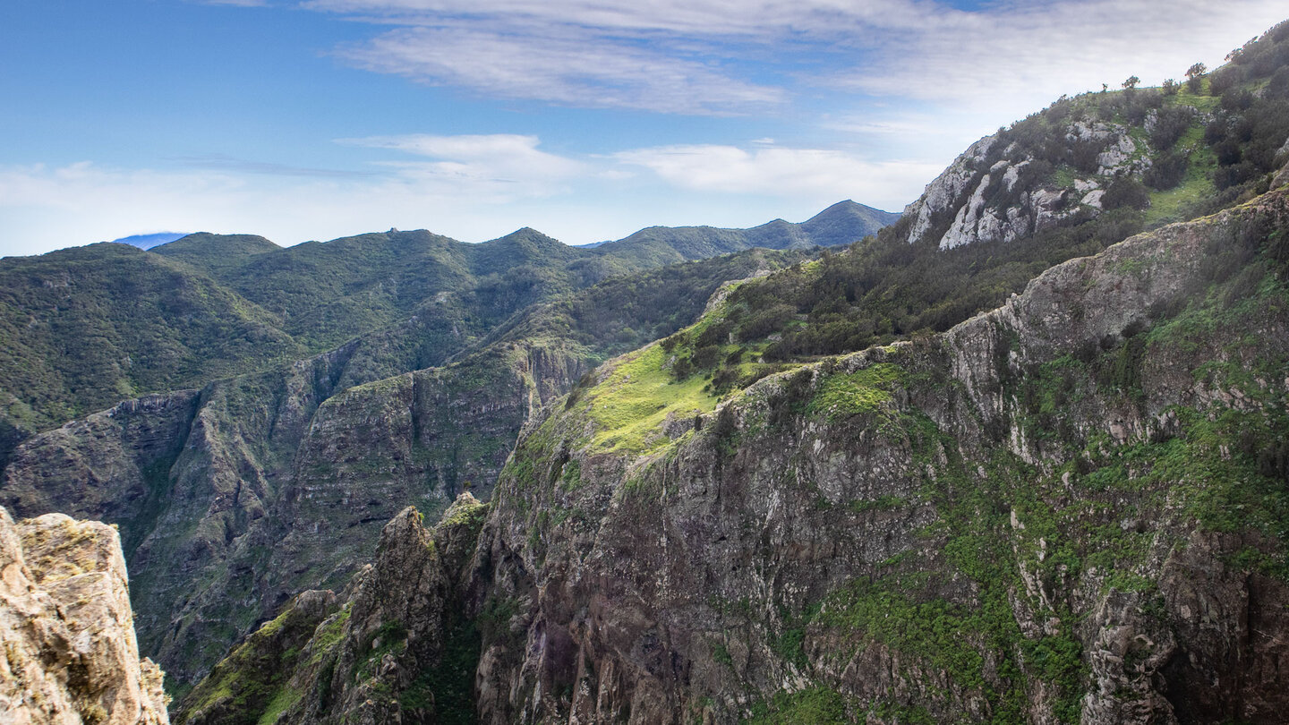 die steil in die Tiefe fallenden Felswände am Hochplateau Teno Alto vom Risco Steig