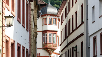 Blick durch die Schiffgasse zum Wormser Hof