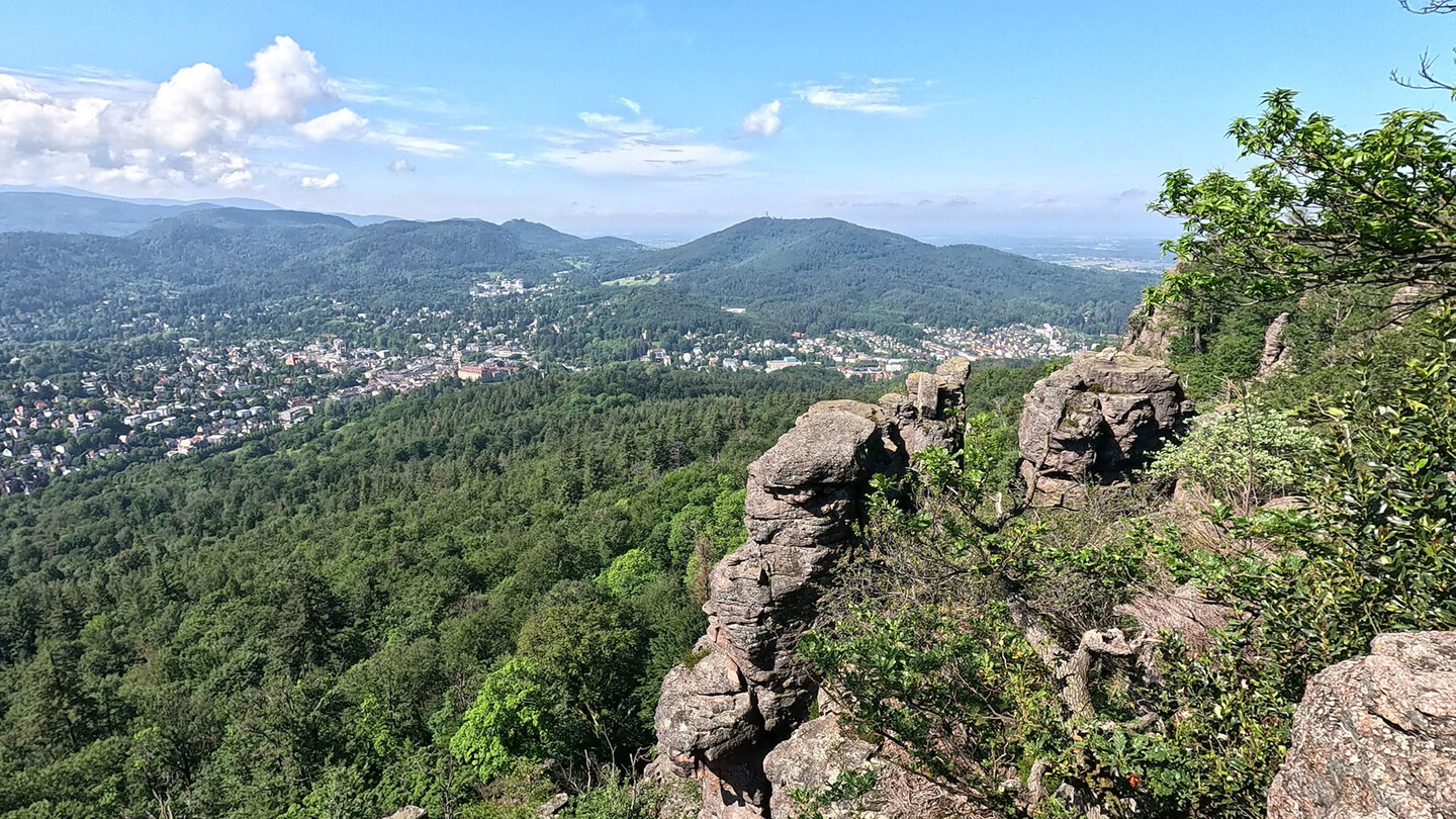 Blick von der Batterthütte auf die Battertfelsen und Baden-Baden Blick von der Batterthütte auf die Battertfelsen und Baden-Baden