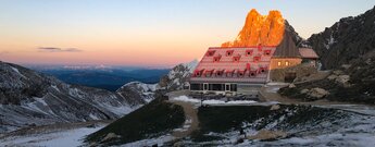 Sonnenaufgang strahlt die Tierser Alpla an