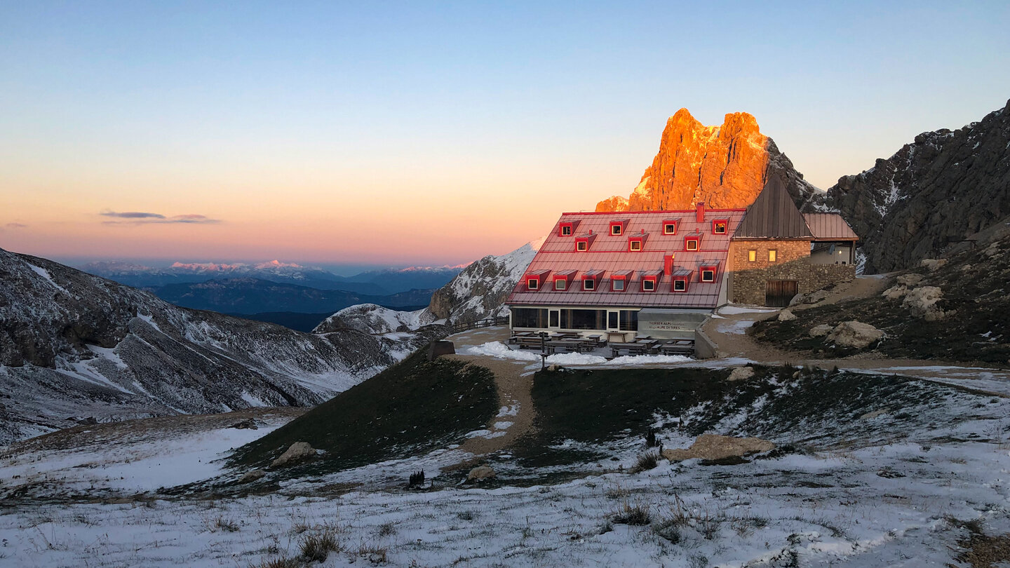 das Alpenglühen zum Sonnenaufgang strahlt die Tierser Alpl an Sonnenaufgang strahlt die Tierser Alpla an